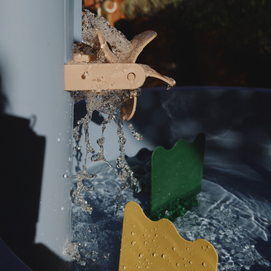 Vízimalom működés közben kék játékasztalon közelről