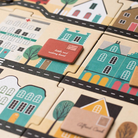 Londji A postás megfigyelő társasjáték részlet színes házakkal