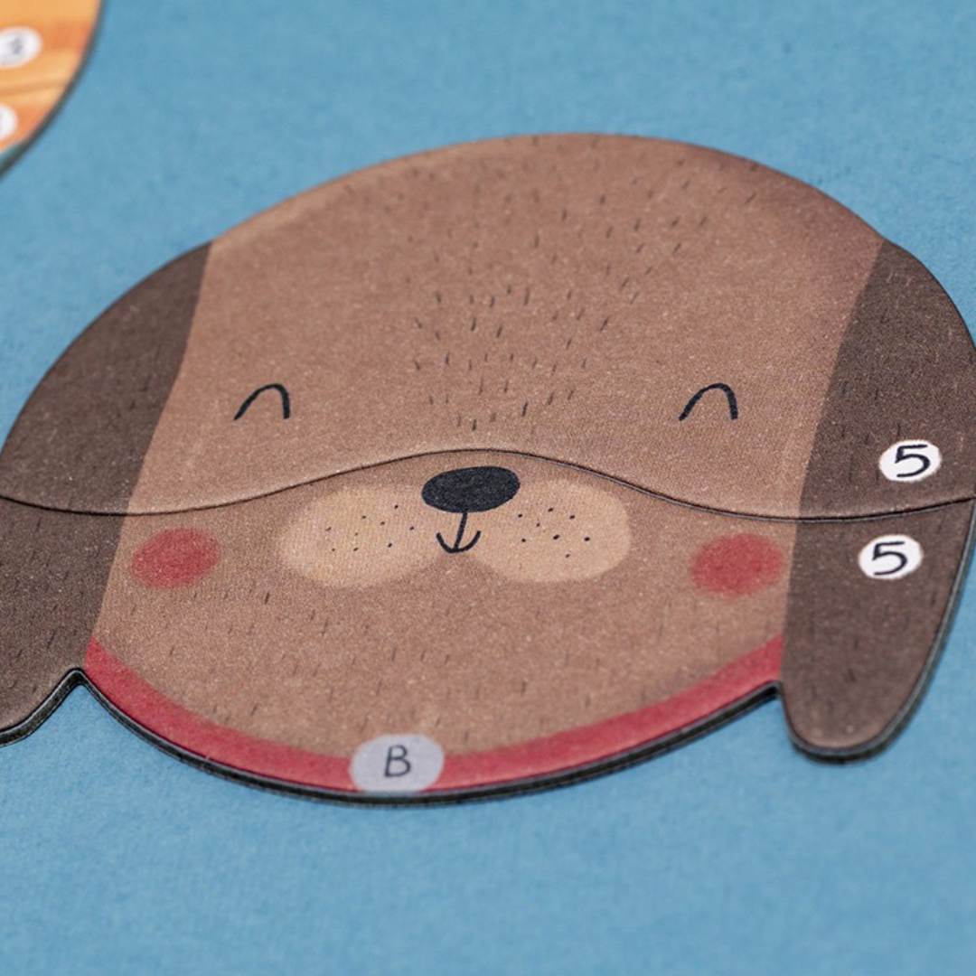 Londji Bobby & Misha gondoskodós társasjáték kutya figura közelről