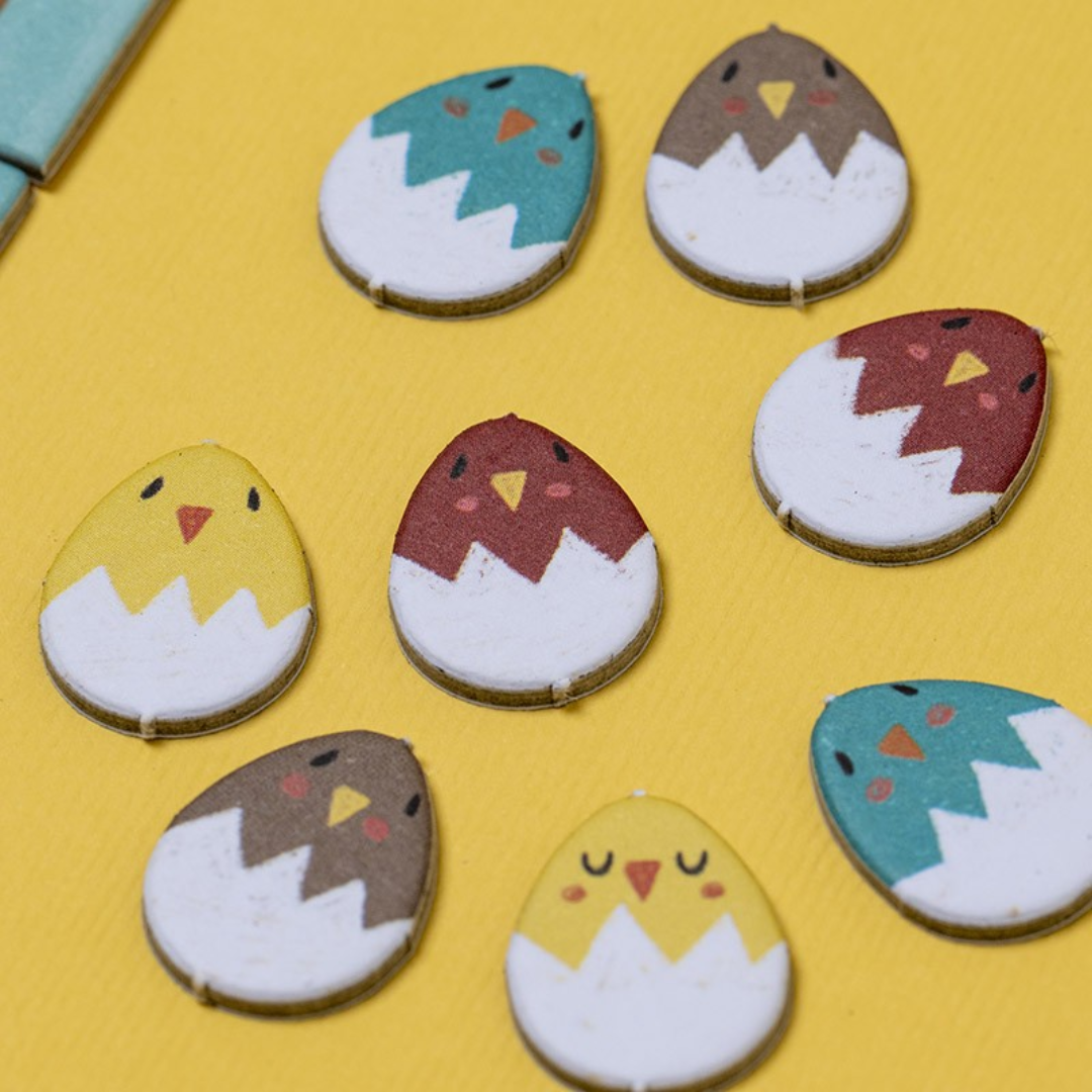 Színes kiscsibe korongok a Londji Csip, csip mini stratégiai játékból