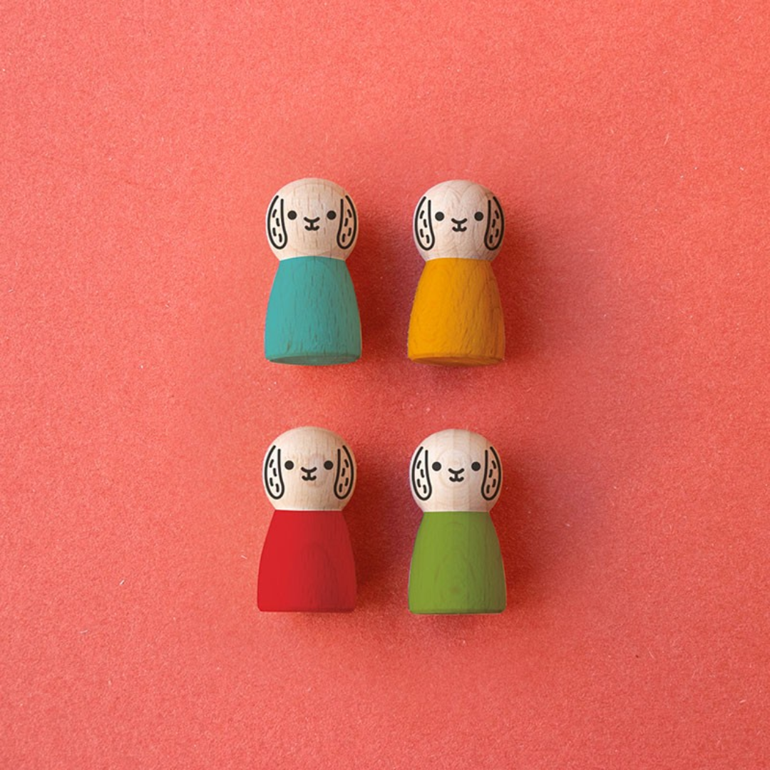 Színes nyuszi figurák a Londji Epres kaland mini stratégiai társasjátékban