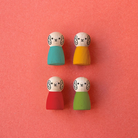 Színes nyuszi figurák a Londji Epres kaland mini stratégiai társasjátékban