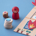 Kooperatív társasjáték közelről: tűzoltó figura, dobókocka