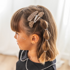 Leopárd mintás szív hajcsat kislány hajban