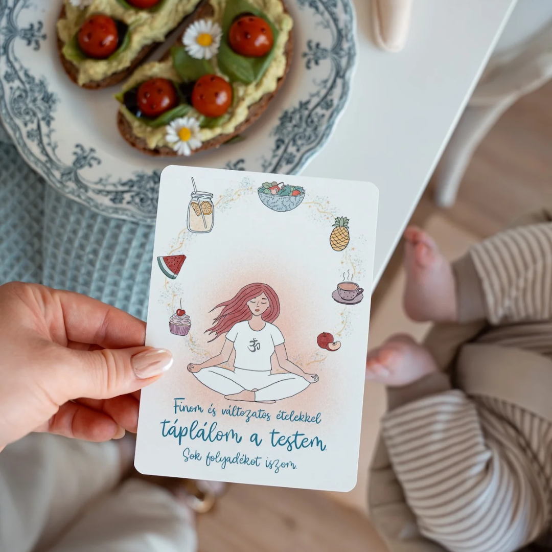 Kézben tartott kártya Finom és változatos ételekkel táplálom a testem felirattal, egy tál étel mellett.
