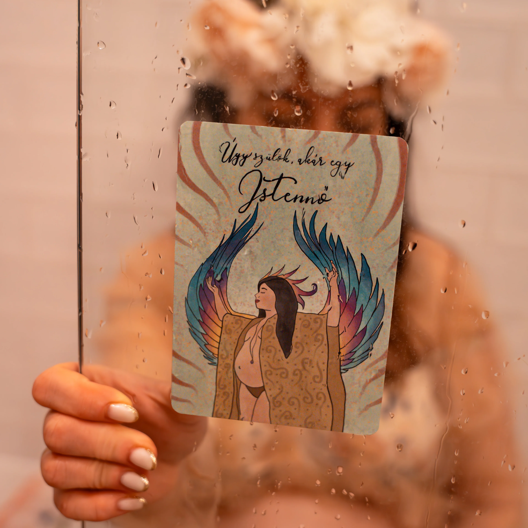 Vízcseppes üveglap mögött tartott Modern Goddess kártya Úgy szülök, akár egy Istennő felirattal.