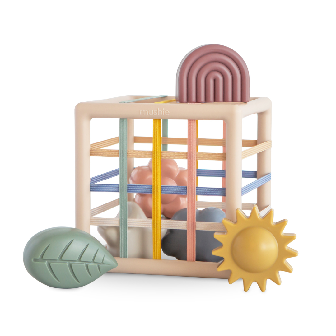 Mushie Elastic Shape Sorter letisztult stílusú elasztikus formabedobó játék kisgyermekeknek