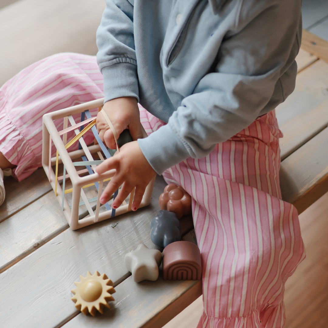 Mushie Elastic Shape Sorter, rugalmas prémium formabedobó játék