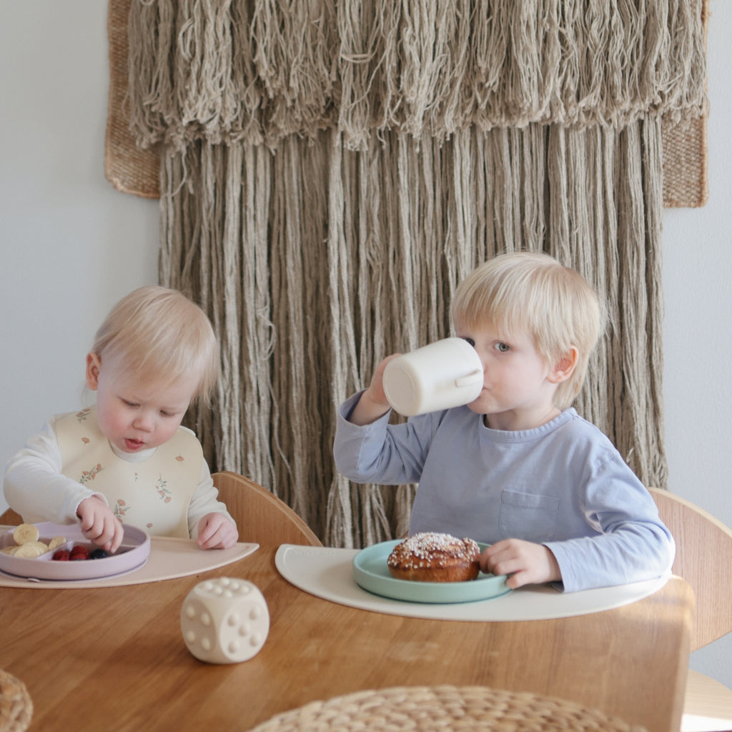 Szőke kisgyerekek az ebédlőasztalnál mushie termékekkel - pippadu