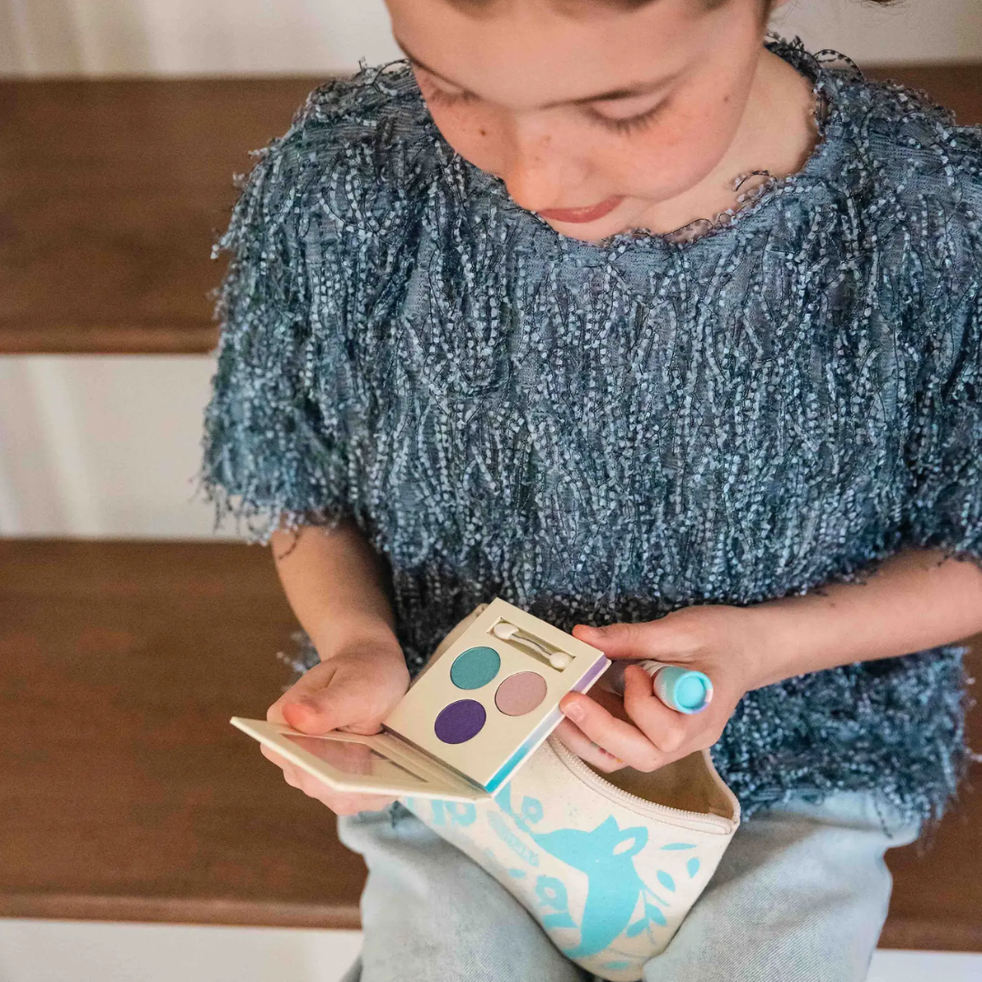 Namaki Csillámróka neszesszer kék kislány kezében