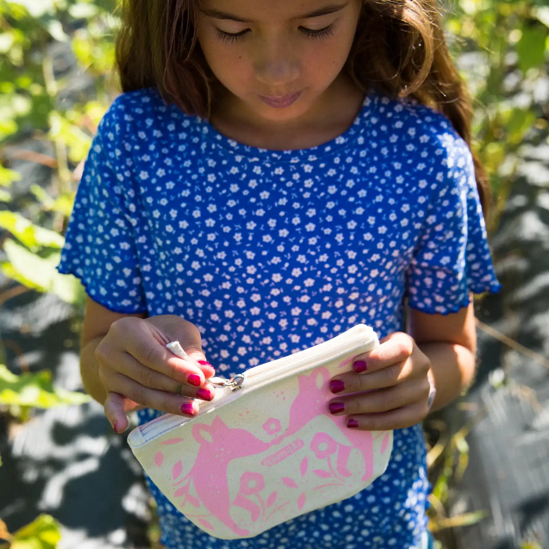 Kislány kezében Namaki Csillámróka smink neszesszer