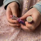 Namaki málnaillatú gyerek ajakbalzsam kislány kezében