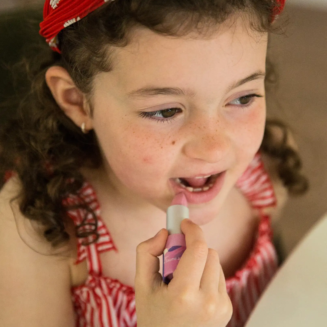 Kislány Namaki málna ízű gyerek ajakbalzsamot használ