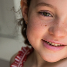 Mosolygó kislány természetes fényű ajkakkal Namaki gyerek ajakbalzsam használata után - gyerek smink