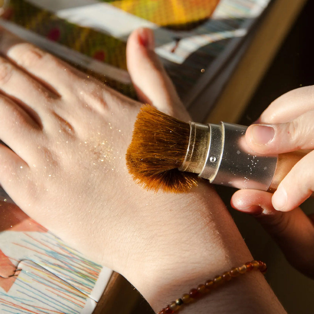 Namaki arany csillámporos ecset használata kézen
