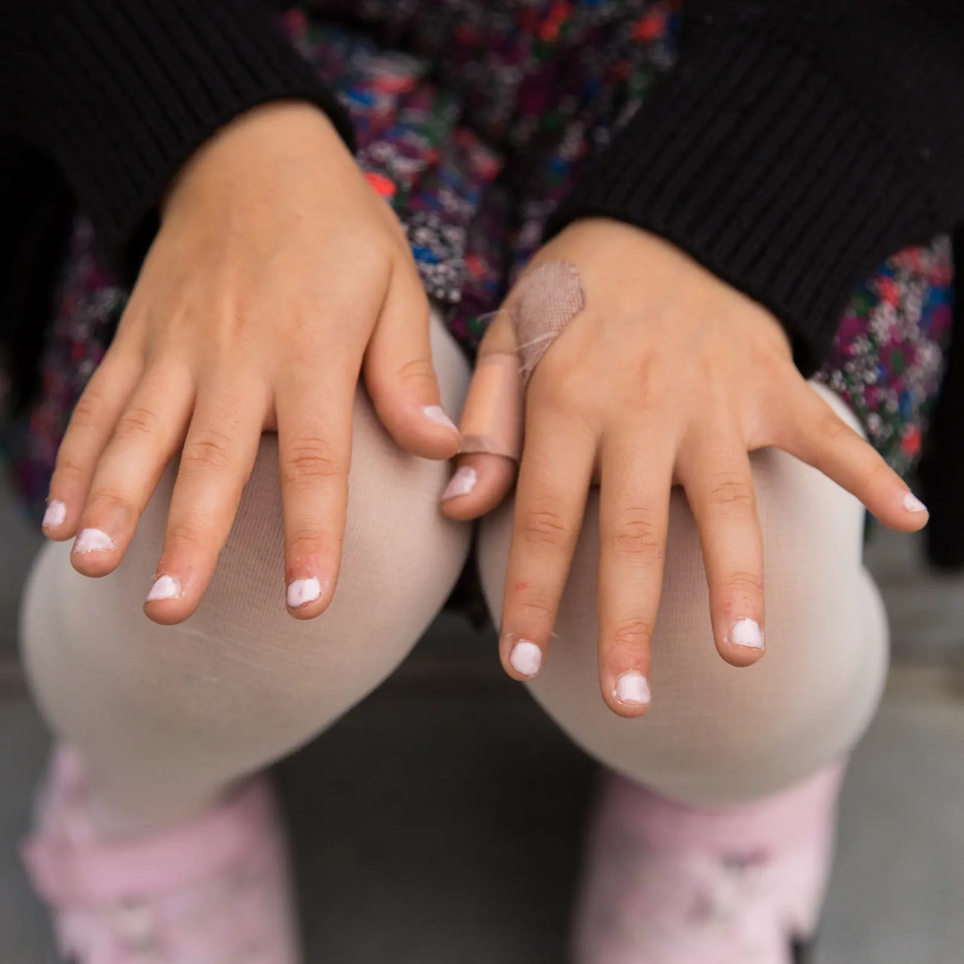 Namaki halvány rózsaszín vízbázisú gyerek körömlakk használat közben