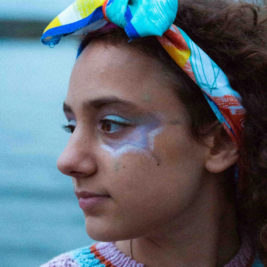 Kislány arcán finom rajz a szem körül Namaki Holdfény gyerek sminkceruzával