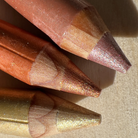 Namaki gyerek sminkceruza fémes csillogású hegyének közeli részlete