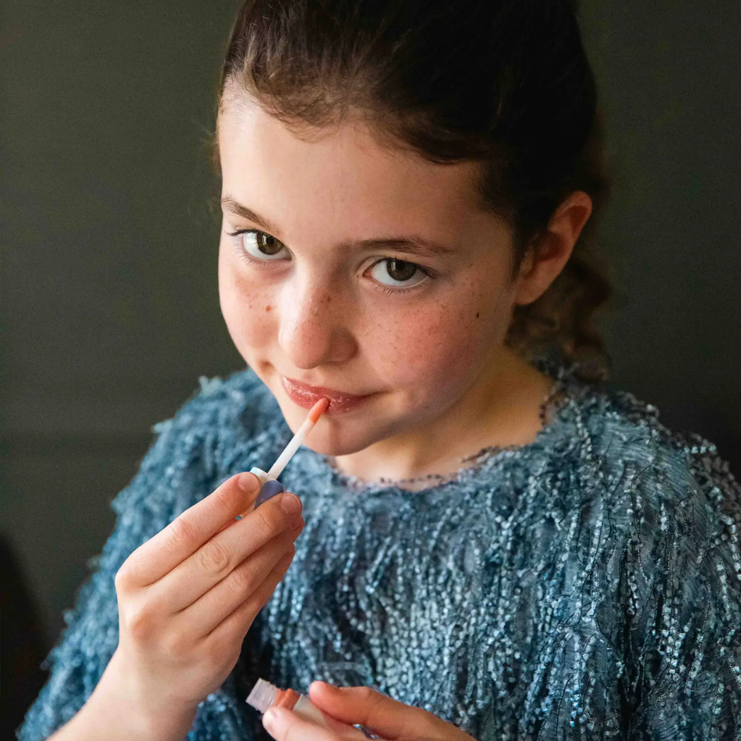 Gyerek csillámos ajakfény használata Namaki sminkkel