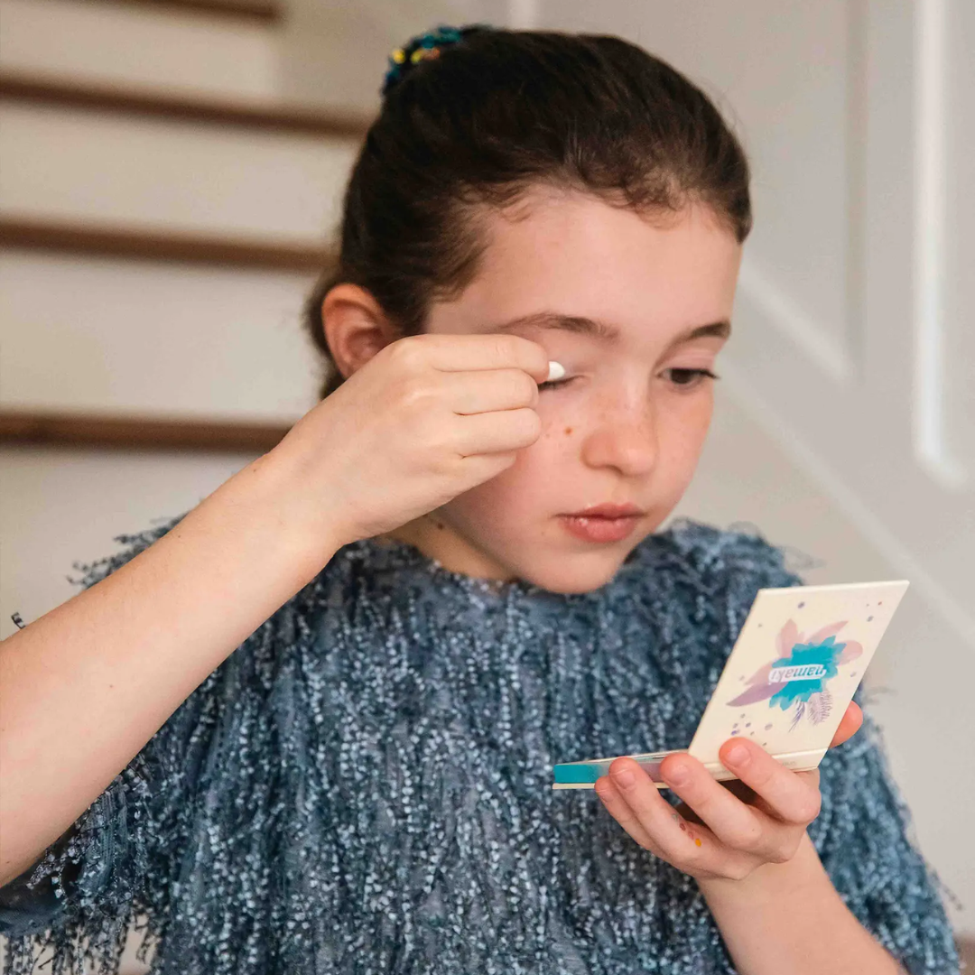 Gyerek szemhéjpúder használata Namaki sminkkészlettel