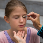 Kislány Namaki Bagoly gyerek szemhéjpúder paletta használat közben