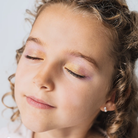 Kislány szemhéjára felvitt Namaki gyerek szemhéjpúder finom csillogással