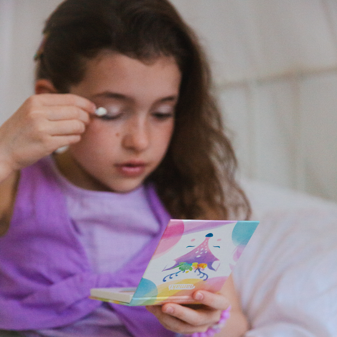 Kislány Namaki Őzike gyerek szemhéjpúder palettát használ