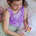 Kislány kezében Namaki gyerek szemhéjpúder finom, gyöngyházfényű hatással