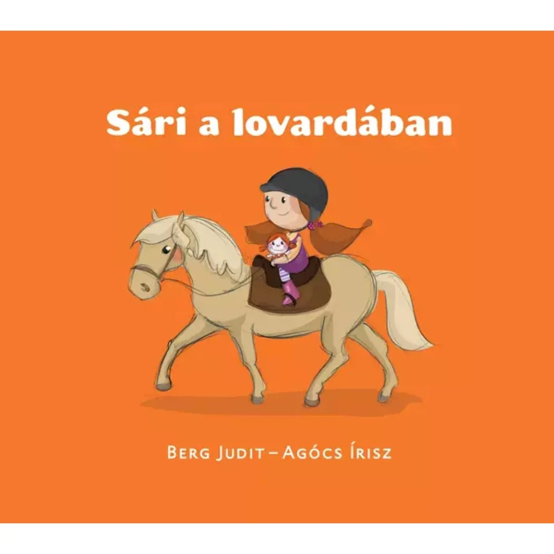 Sári a lovardában – Berg Judit és Agócs Írisz mesekönyv borítója: Sári lovassisakban, Pötyi babával a kezében egy pónin ül, narancssárga háttéren