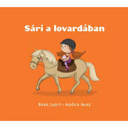 Sári a lovardában – Berg Judit és Agócs Írisz mesekönyv borítója: Sári lovassisakban, Pötyi babával a kezében egy pónin ül, narancssárga háttéren