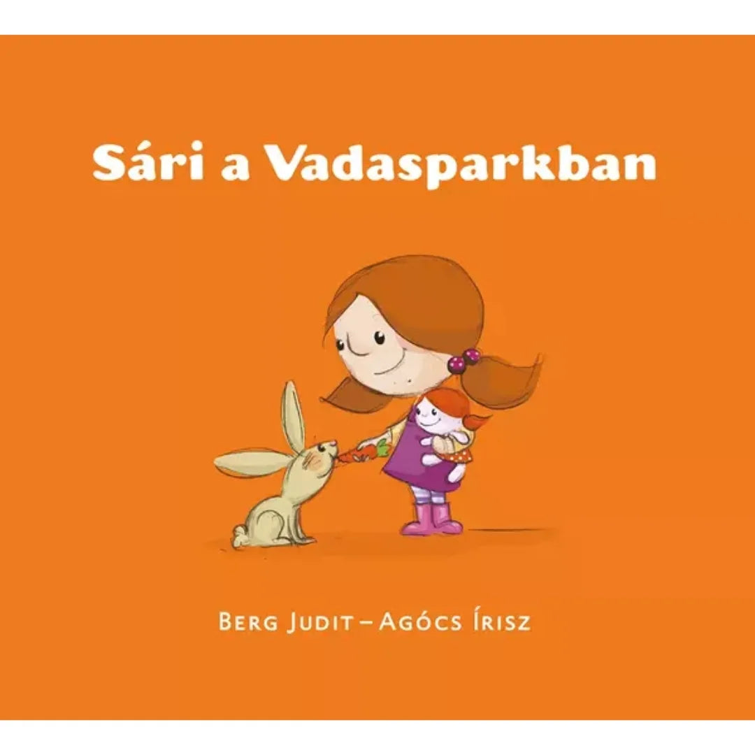 Sári a Vadasparkban – Berg Judit és Agócs Írisz mesekönyv borítója: Sári Pötyi babával a karján répát ad egy nyuszinak, narancssárga háttéren