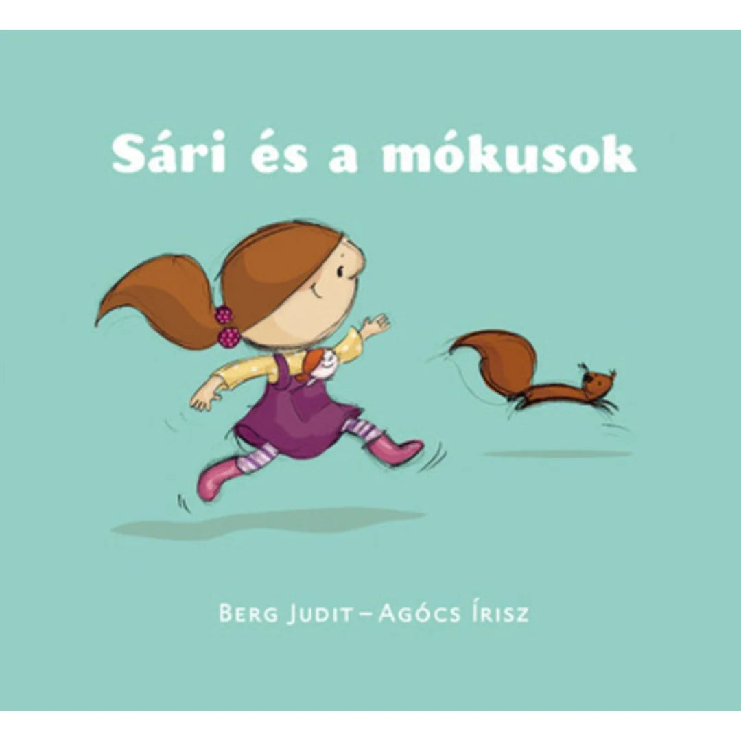 Sári és a mókusok – Berg Judit és Agócs Írisz mesekönyv borítója: Sári egy mókus után szalad, türkizkék háttéren