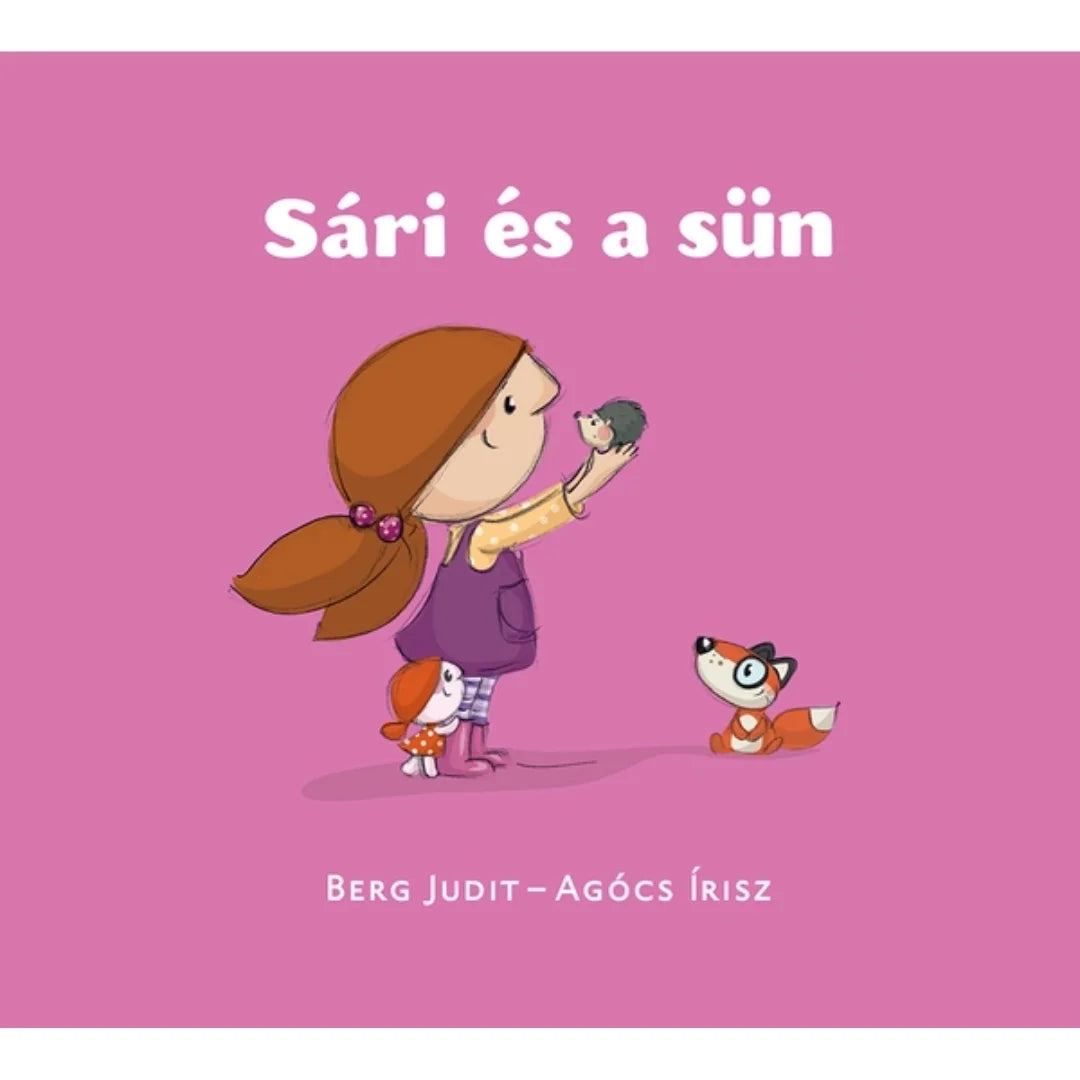 Sári és a sün – Berg Judit és Agócs Írisz mesekönyv borítója: Sári egy kis sünt tart a kezében, mellette Pötyi baba és egy plüssróka, rózsaszín háttéren