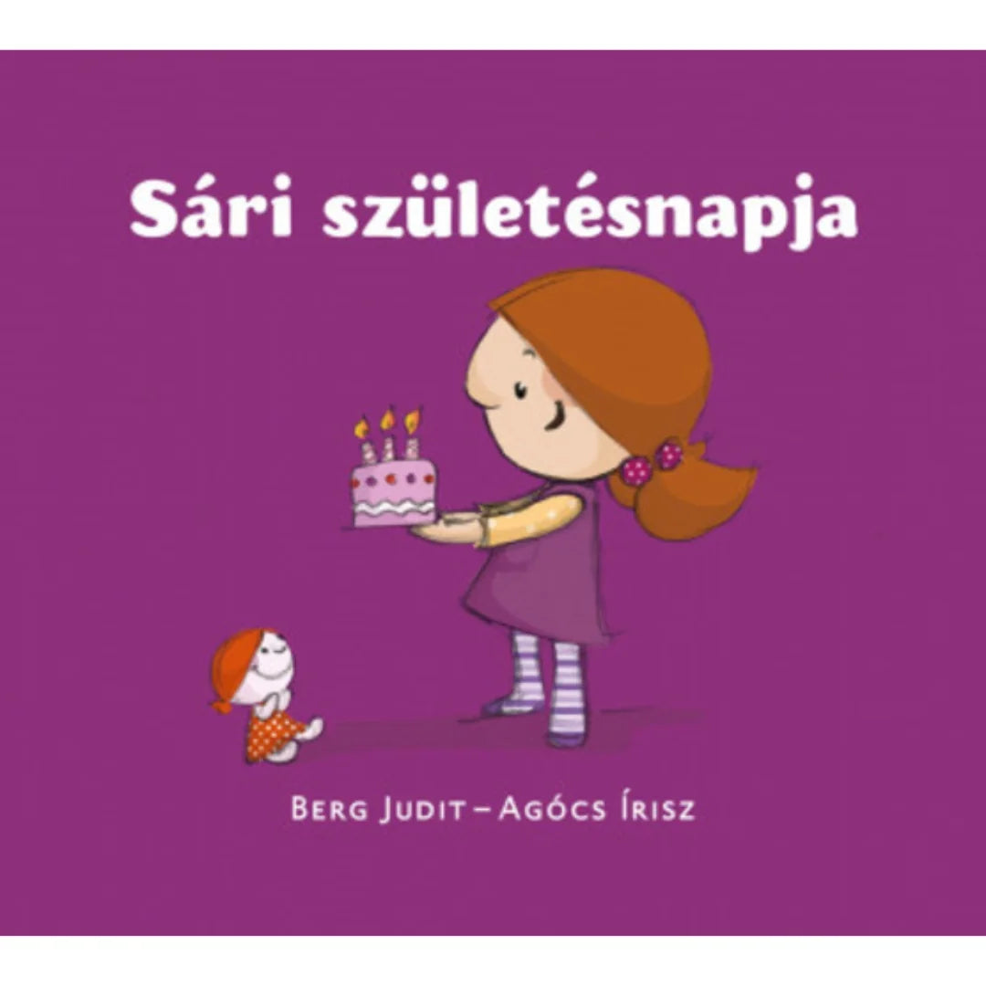 Sári születésnapja – Berg Judit és Agócs Írisz mesekönyv borítója: Sári gyertyás tortát tart, a földön Pötyi baba ül, lila háttéren