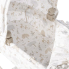 Klasszikus játék babakocsi közelről, amin jól látszik az őzikés, fás minta