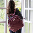 Bársony pelenkázó hátizsák állítható oldalsó zsebekkel. Könnyen, átláthatóan pakolható, egyszerűen tisztítható.