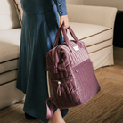 Bársony pelenkázó táska könnyen átfogható, rövid fülekkel, állítható nagyságú oldalzsebekkel, cipzárós záródással