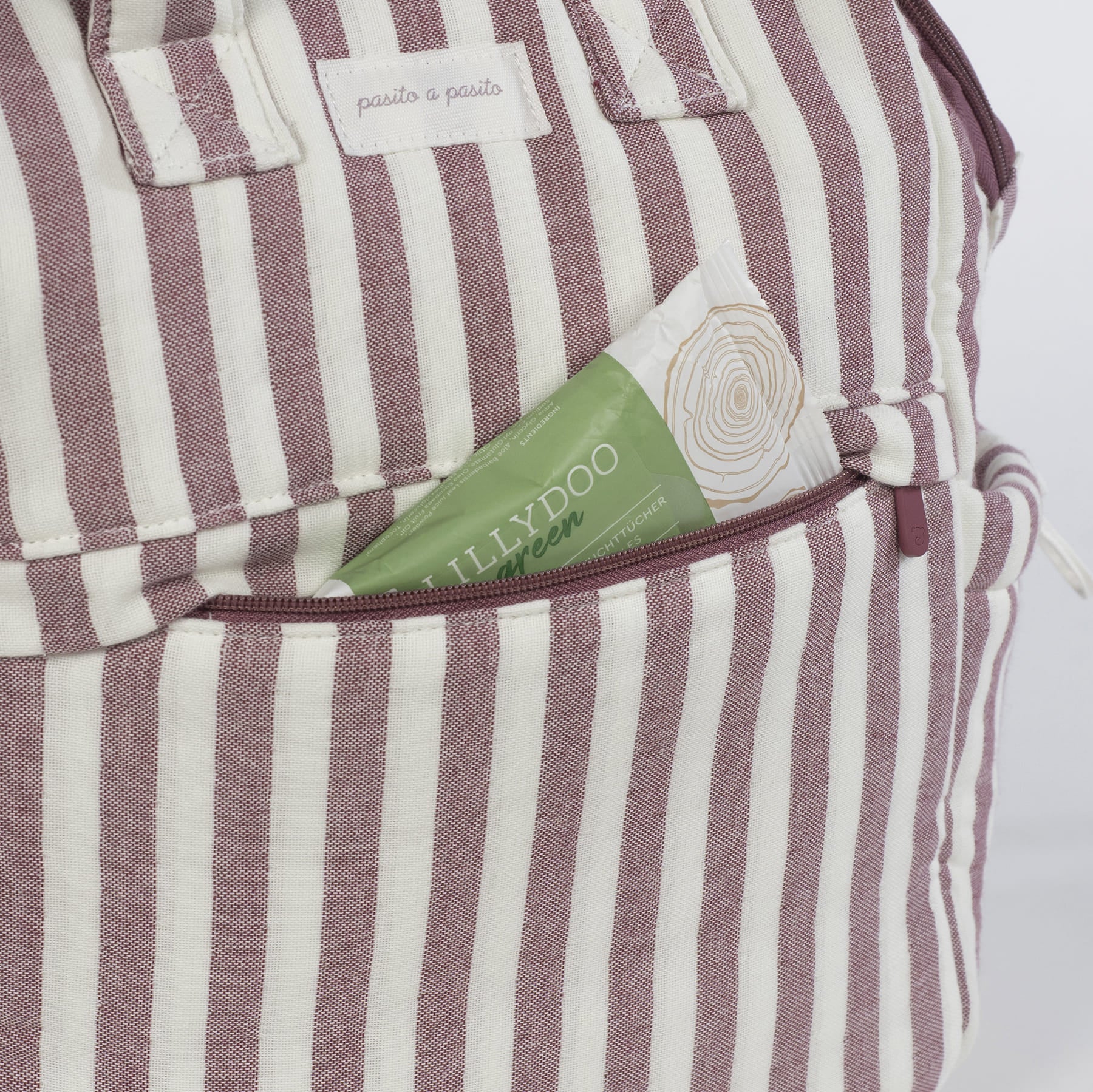 Cipzáras elülső zseb a csíkos pelenkázó hátizsákon - Pasito a Pasito