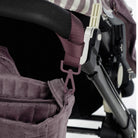 Egyszerűen rögzíthető a fülek segítségével a bársony pelenkázó táska a babakocsira
