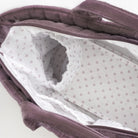 Külön zseb a cumisüvegnek, a kulacsnak a bársony pelenkázó táskában