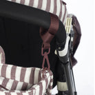 Így rögzítsd egyszerűen a babakocsira csíkos pelenkázó táskád