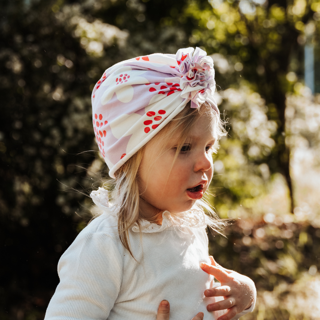 Bőrbarát ÖKO-TEX pamut anyag és a gondos kézműves varrás részlete a cukorvilág turbán sapkán.