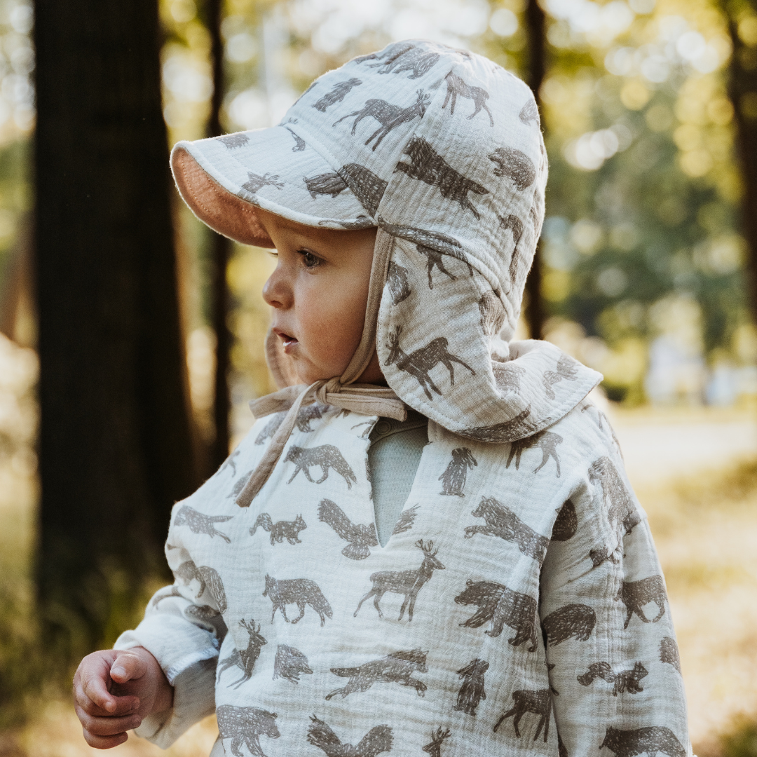 Pippadu erdei állatos mintás muszlin kifordítható napsapka nyakvédővel és megkötővel kisbabáknak