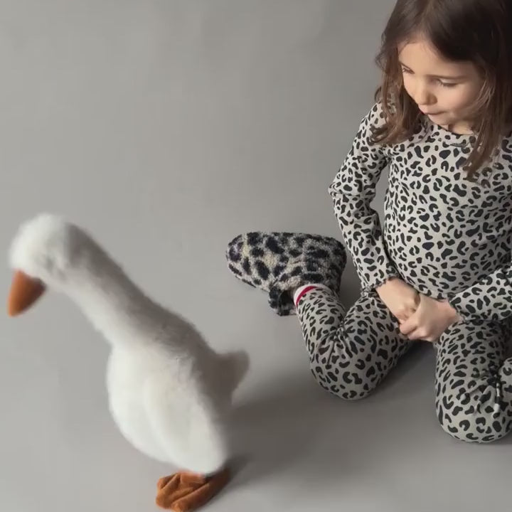 Videó betöltése: Liewood Waddles készségfejlesztő plüss - táncoló lúd