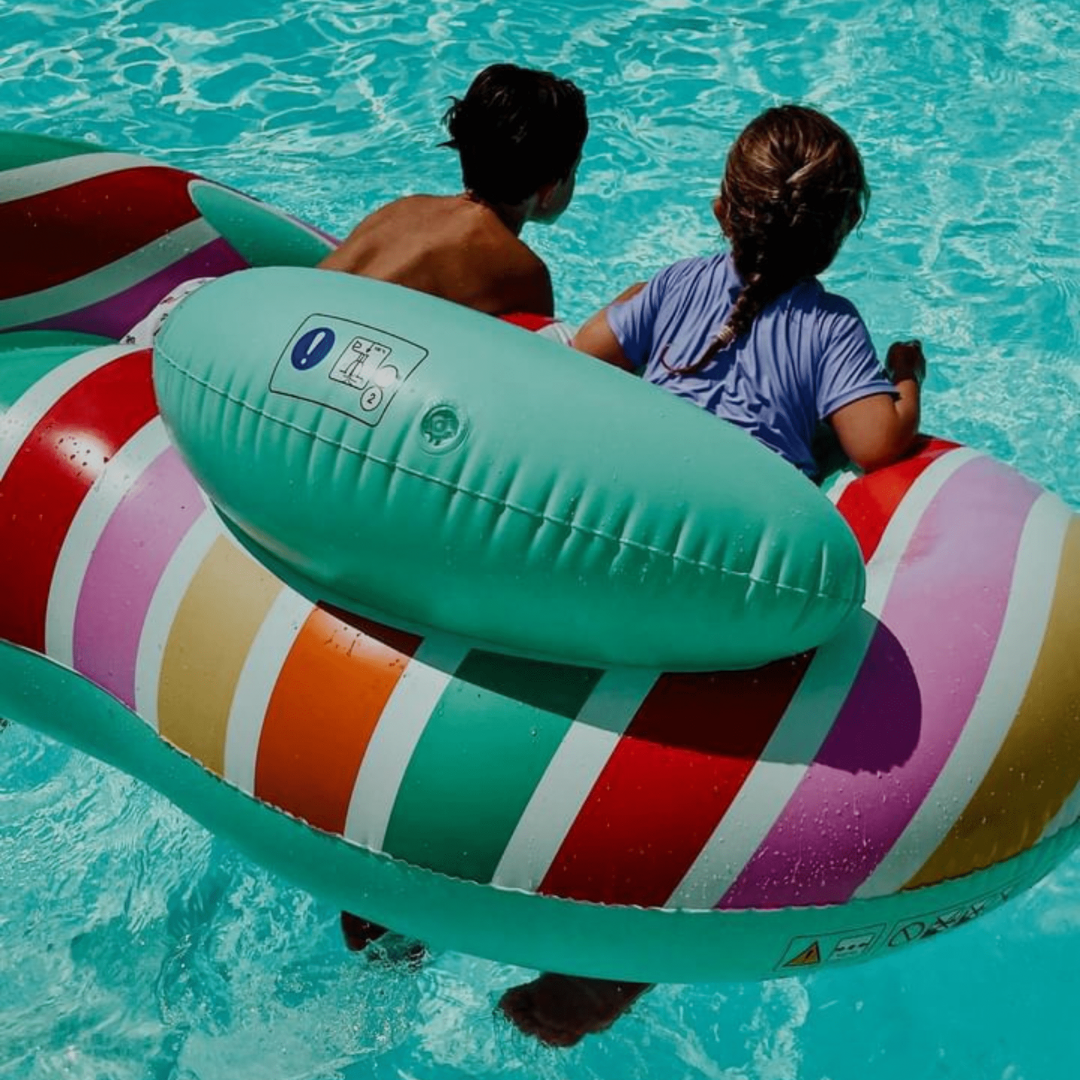 Közeli kép a Swim Essentials kétszemélyes úszógumi menta színű, felfújható fejtámlájáról és a színes csíkokról.