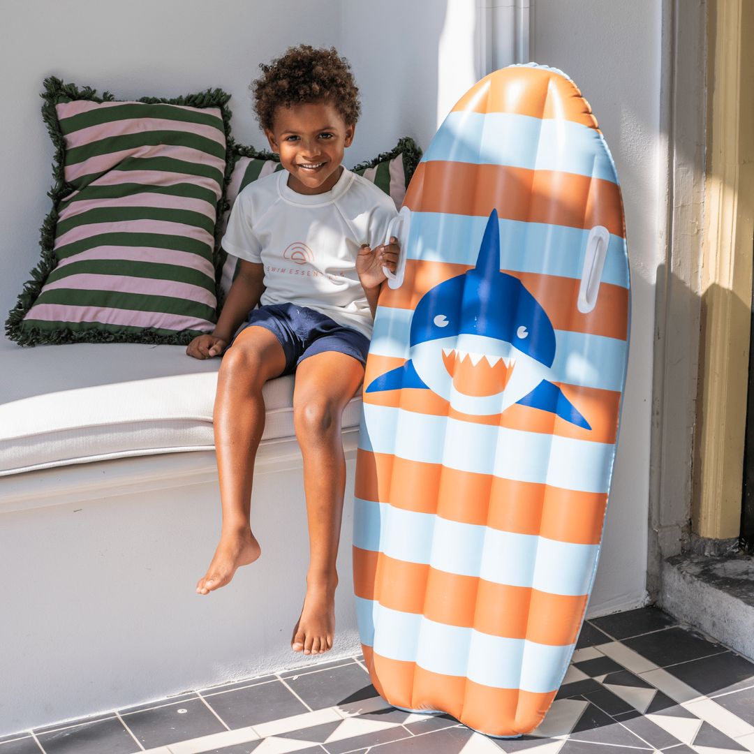 Swim Essentials 120 cm-es narancssárga csíkos felfújható szörfdeszka cápa mintával.