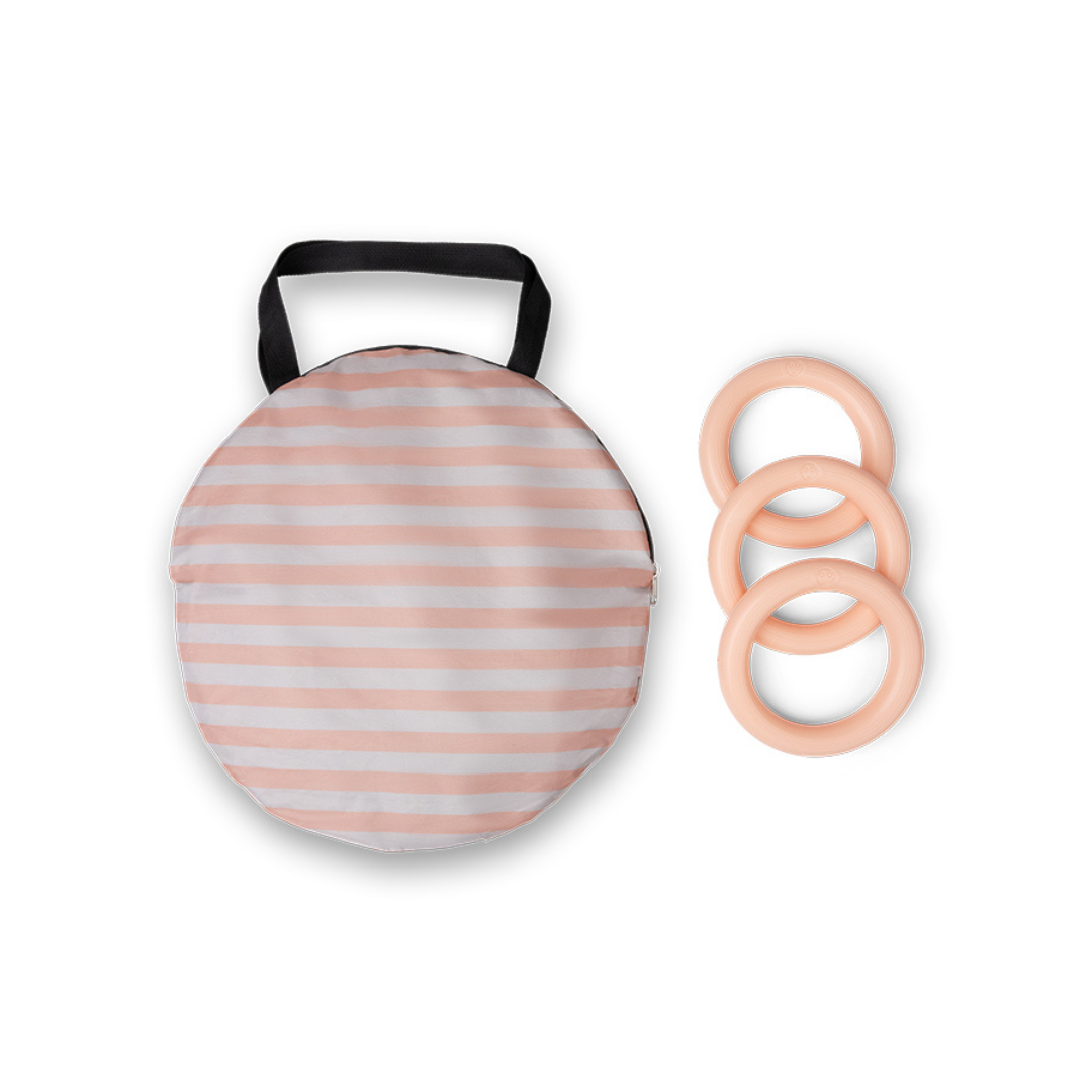 A rózsaszín Swim Essentials hableányos játszószőnyeg kiegészítői: csíkos hordozótáska és három darab pasztell dobálókarika.