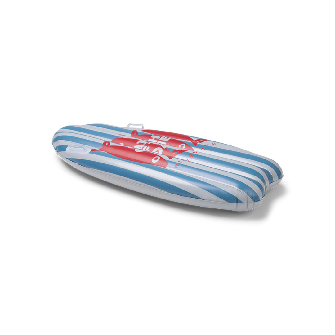 Swim Essentials 120 cm-es kék-fehér csíkos felfújható szörfdeszka piros halas mintával.