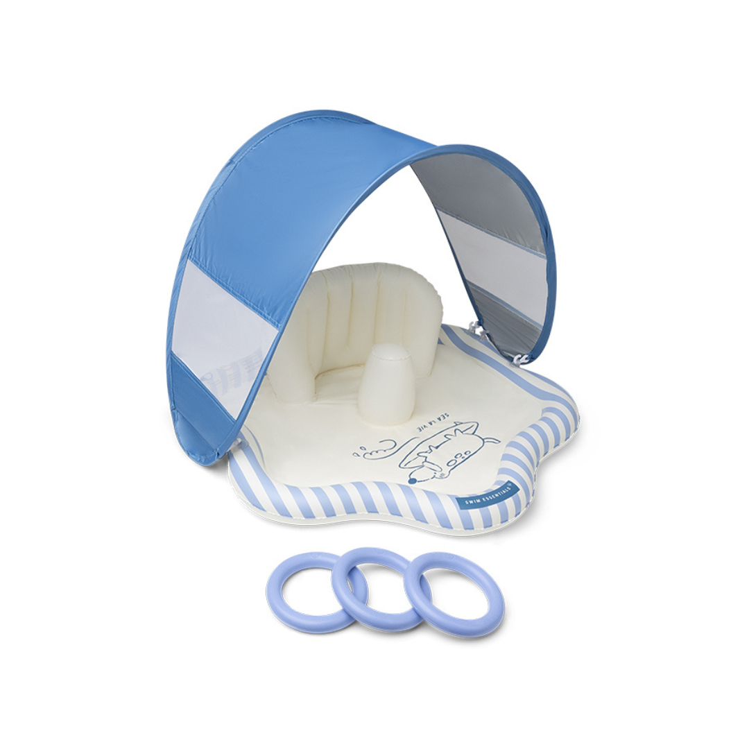 Swim Essentials szörfös kutyás napvédős strand játszószőnyeg és kék-fehér csíkos vízpermetező kismedence.