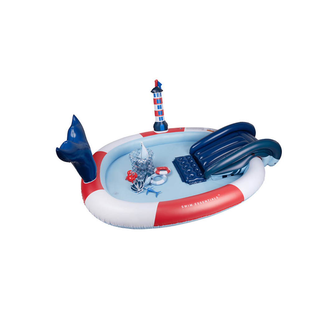Swim Essentials sötétkék-fehér tengerész élménymedence világítótoronnyal és csúszdával.